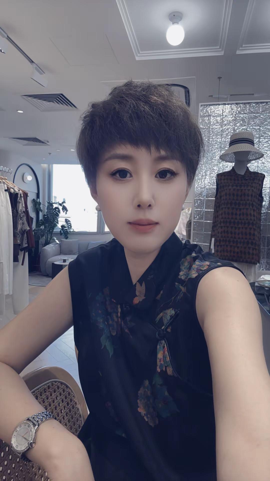 老阿姨的新中式 中年短发女性中式穿搭 属于自己的优雅风格 国风黑色上衣 短发姐姐