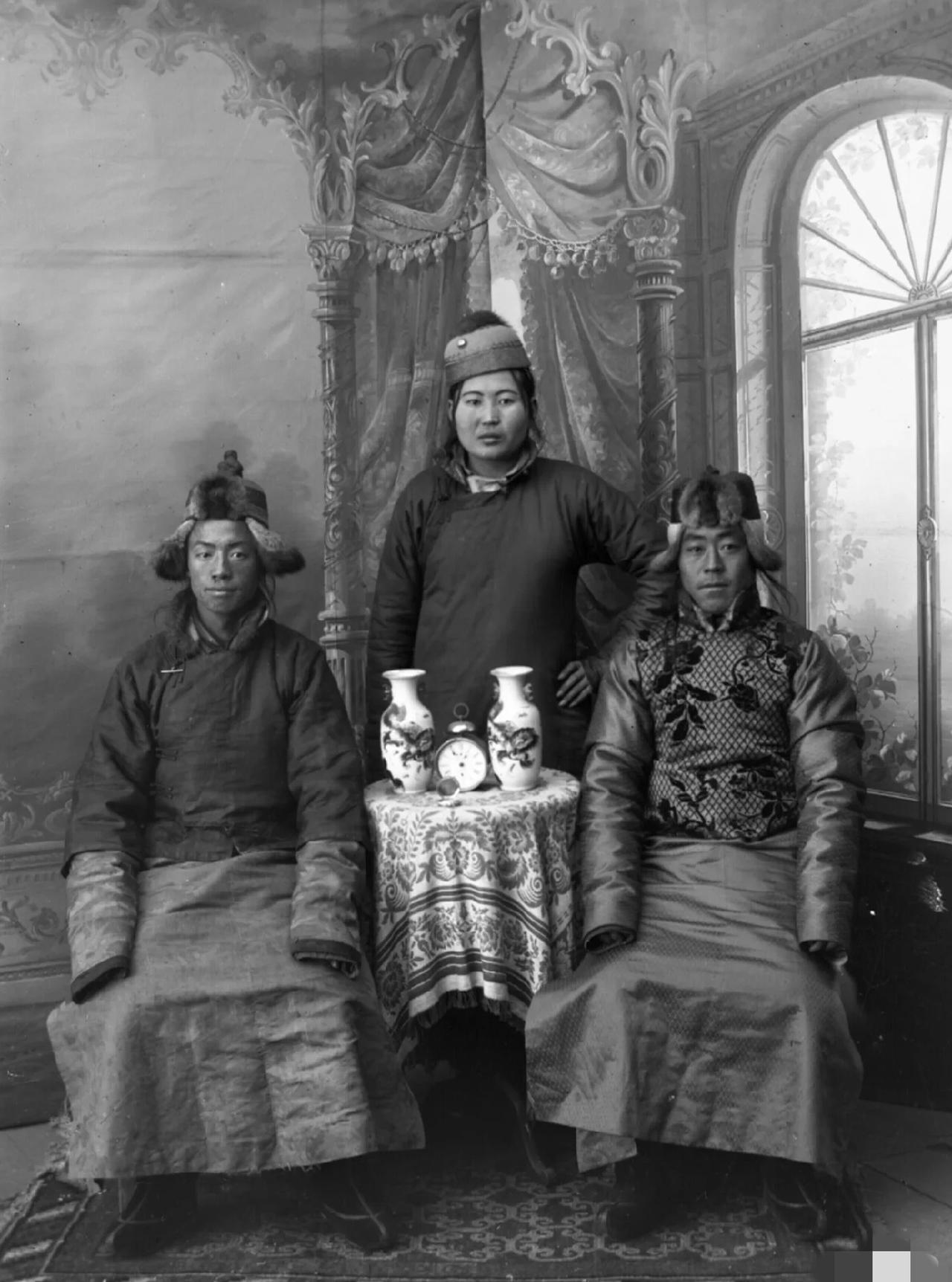 1920年，在蒙古的晋商和他的蒙古族妻子。1920年是晋商在蒙古最后的辉煌，
晋