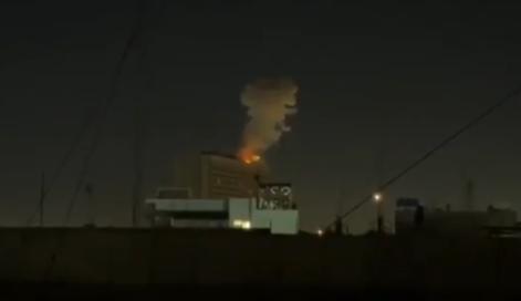 【在伊拉克，一架无人机袭击了巴格达绿区拉希德酒店的高层。】这家酒店位于首都戒备森