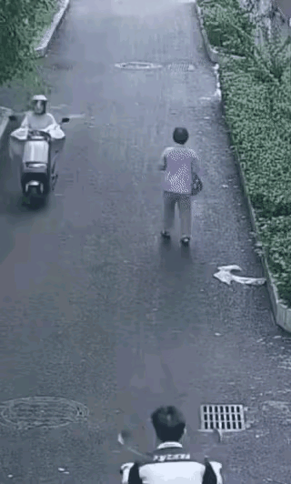 车翻人仰，马路上的风险无时无处都会发生。小心行的万年船，自己的安全需要自己负责。