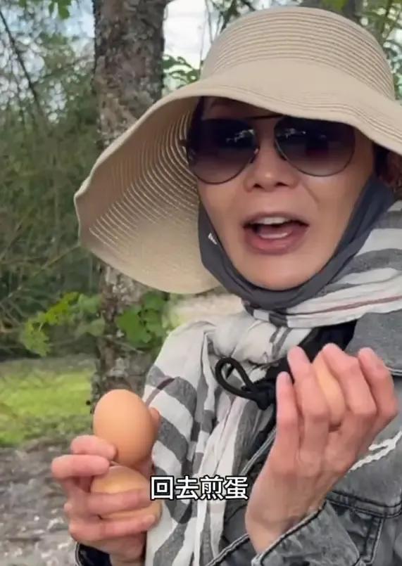 张曼玉分享日常生活，现住在法国波尔多。
自己养鸡，种菜。检到鸡刚下的蛋，非常开心