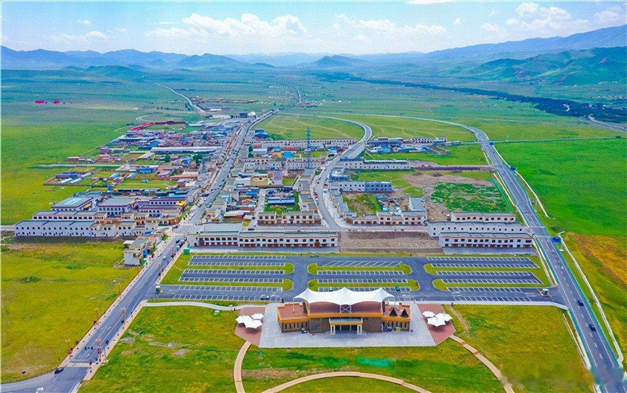 甘南草原限定浪漫终于撞见甘南独一份的夏日浪漫，踏入桑科草原的瞬间，满眼绵延不绝的