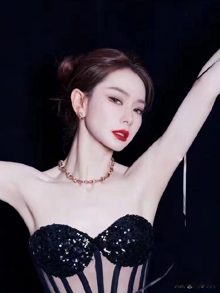 中国诗人为演员戚薇写的一首藏头诗：如果爱忘了，请到外滩十八号！

此诗根据戚薇的