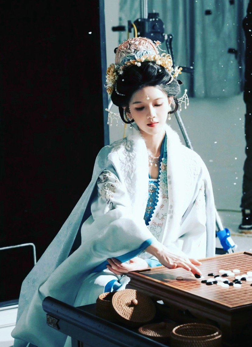 爆光啦，刷到喻钟黎写的齐姝收官长文，真的直接破防爆哭！谁能不爱逐玉里这个又飒又纯