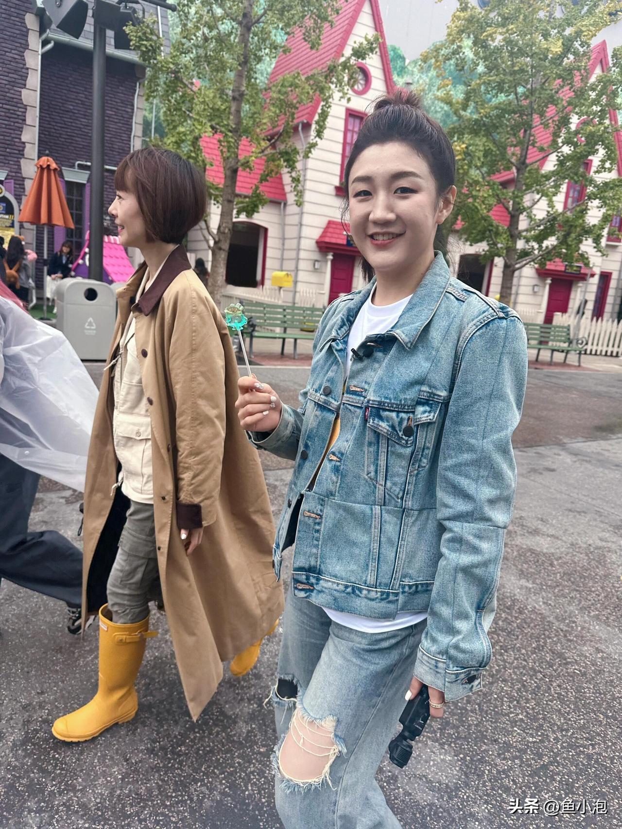 浓妆艳抹的陈梦让人认不出，突出的美人尖引发热议。
陈梦上鲁豫的节目，今天冒着大雨