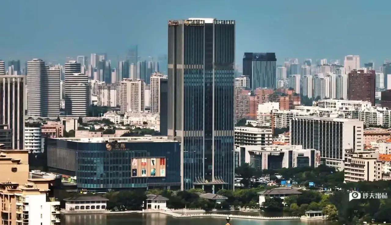 盐城作为江苏省的一个重要城市，其城市建设和发展确实取得了显著的成就。盐城的城市建