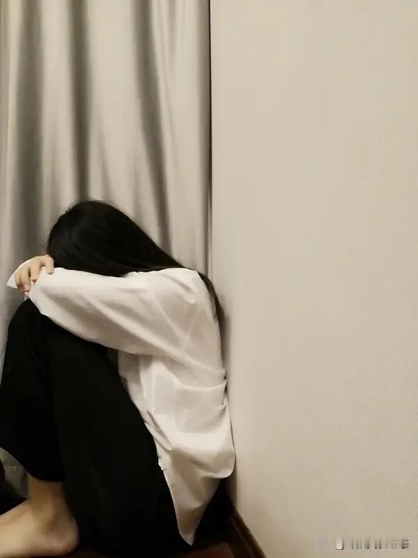 女人缺少安全感，原因还挺多的。感情方面，不确定性简直是安全感的头号杀手。像闺蜜小