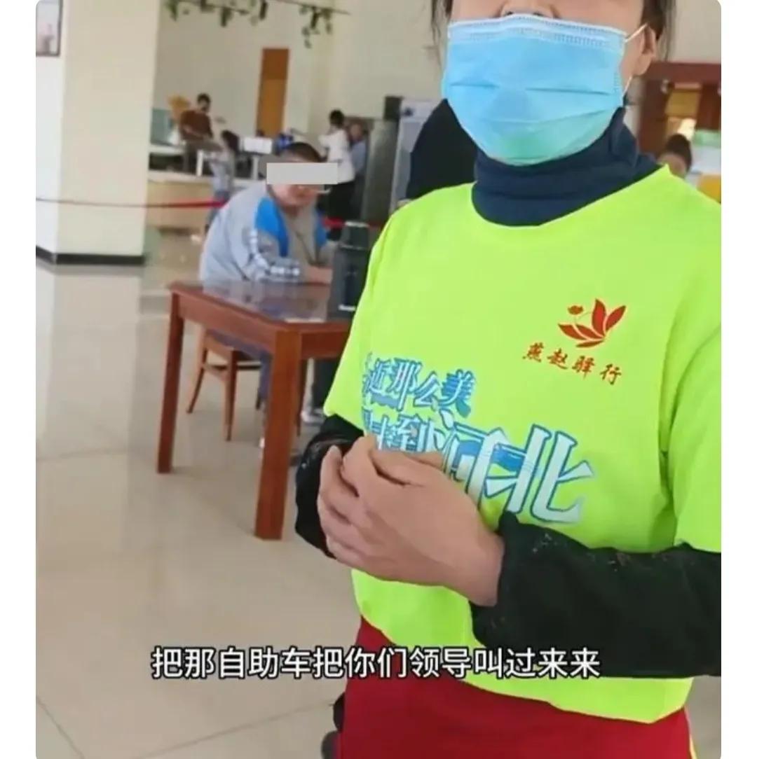 顾客在服务区就餐与服务员起争执，餐厅：他们3个人吃一份自助餐

外出就餐，很可能