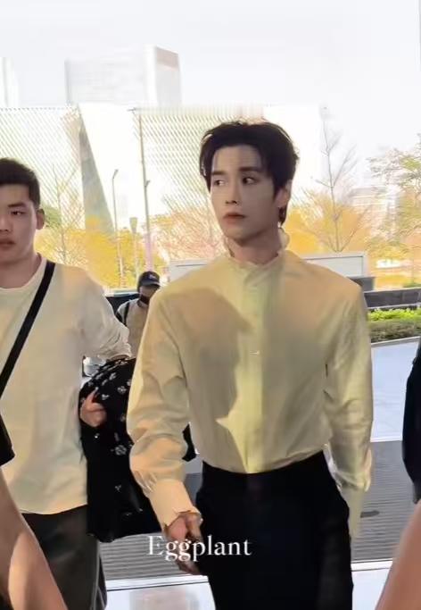 何与花朵领白衬衫英伦范何与时尚之夜上班何与花朵领白衬衫英伦范，何与时尚之夜上班，