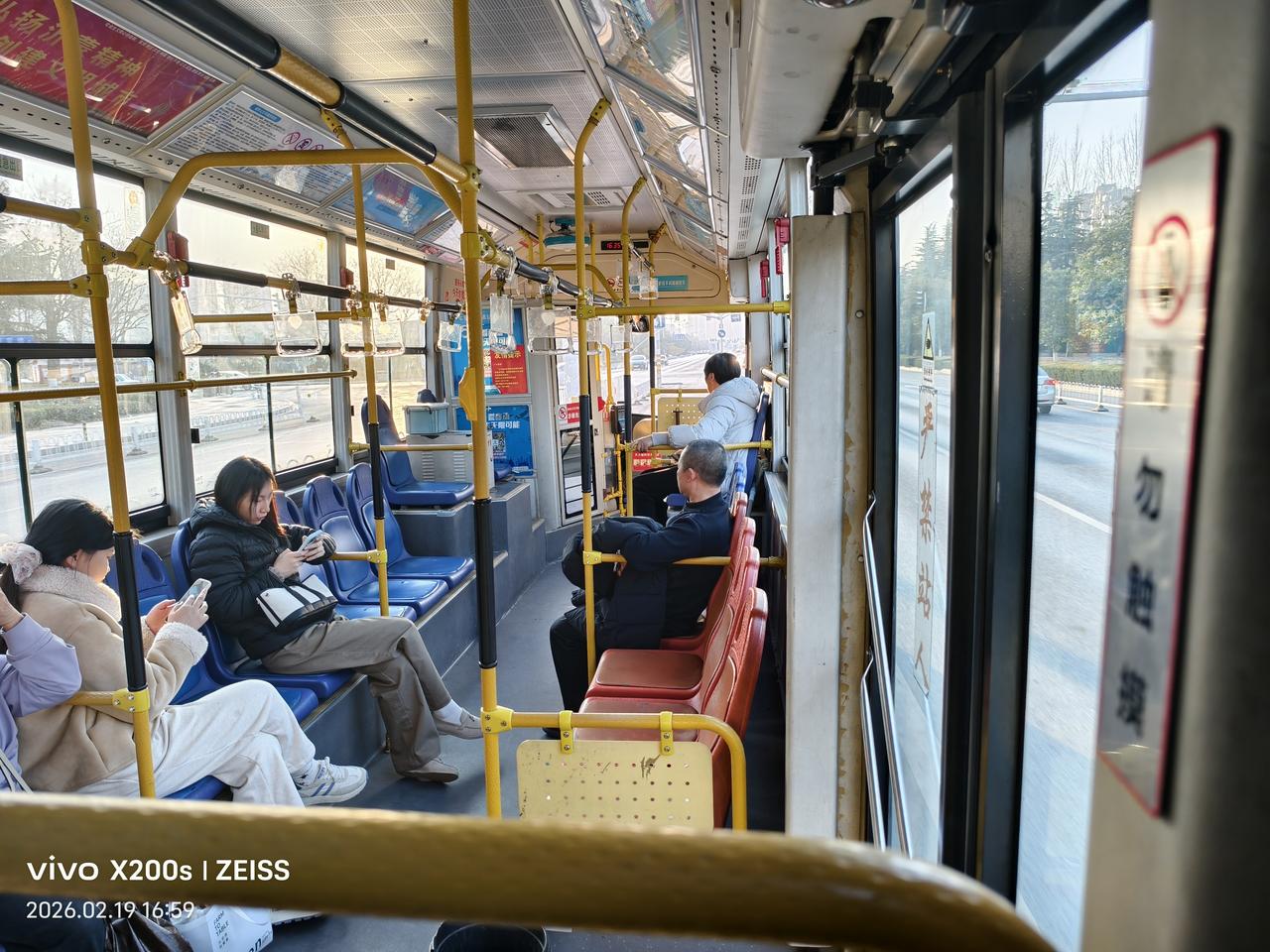 今天坐BRT公交车到临沂市里，太方便了。十几公里的路程，需要十几分钟，关键是解决