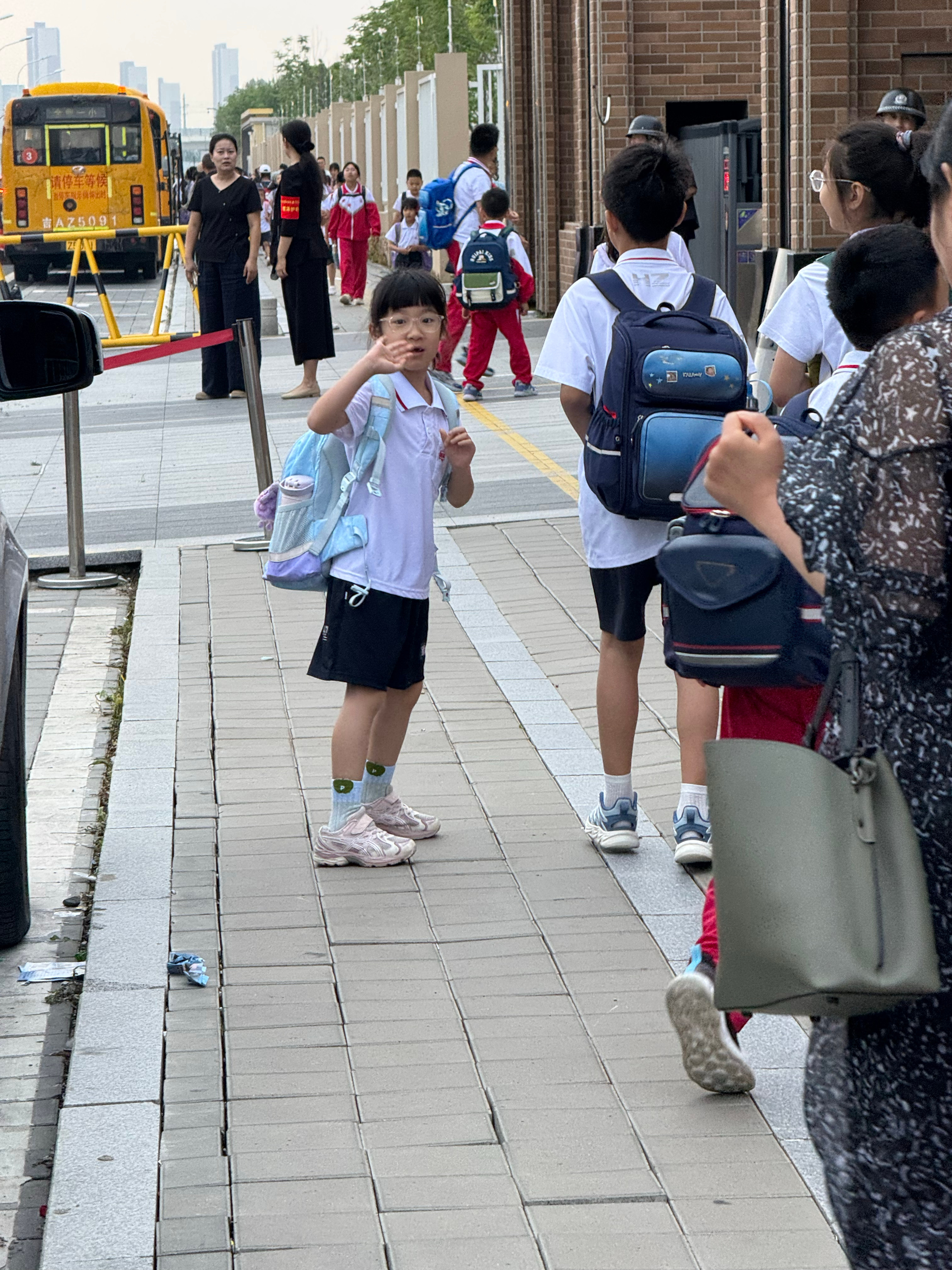 耶今天也是跟妈妈手牵手去上学的一天～ 