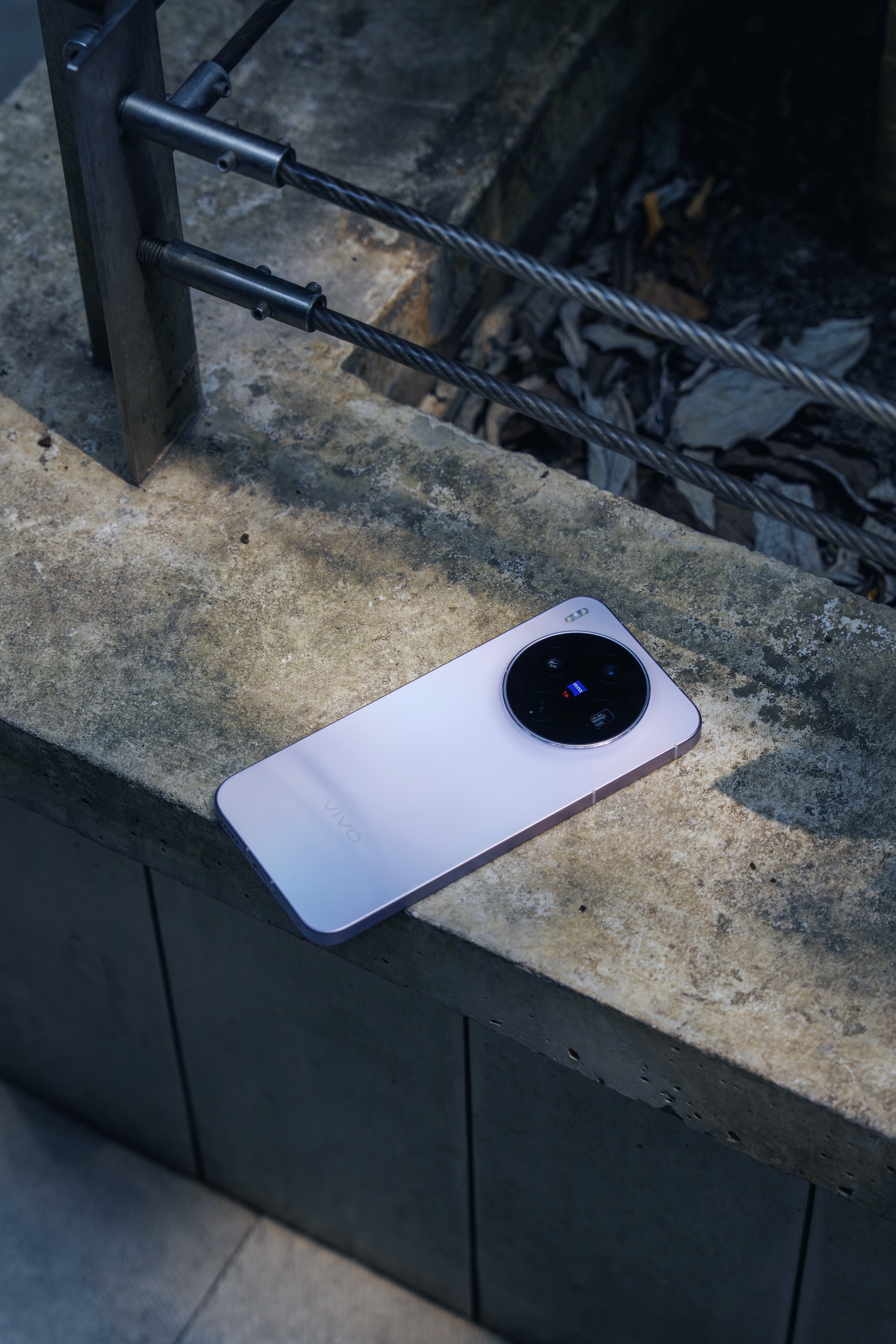 使用了一段时间的vivo X300s，随手给它拍了一组照片。讲真，这台「梦核紫」