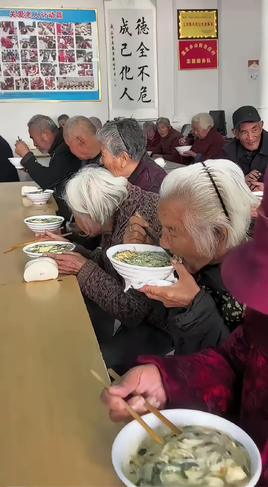 以后这种情况会越来越多的，
他们的孩子，正在努力工作，不工作也有自己的生活，人老