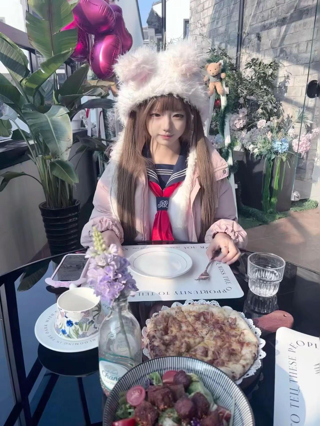 一直都很喜欢笑 但是我笑起来的时候总被人说丑 说我笑很恐怖 特别别扭 直到某天你