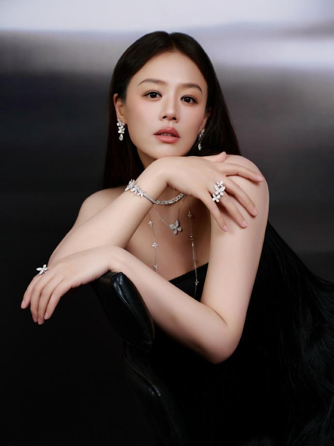 流苏抹胸长裙、优雅高级明媚灵动——马思纯。每日明星美图分享 另外发生了什么事？今