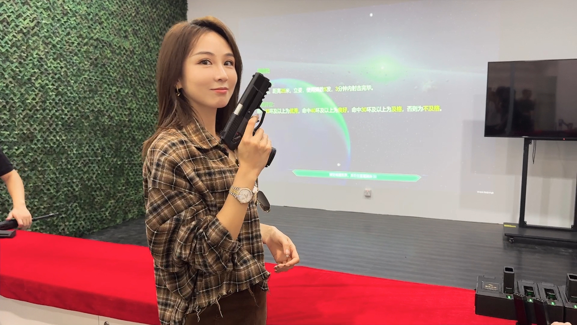 昨天给大家发的那个是地面装备动态演示区的vip区，基本都是外宾，就是中东采购团现
