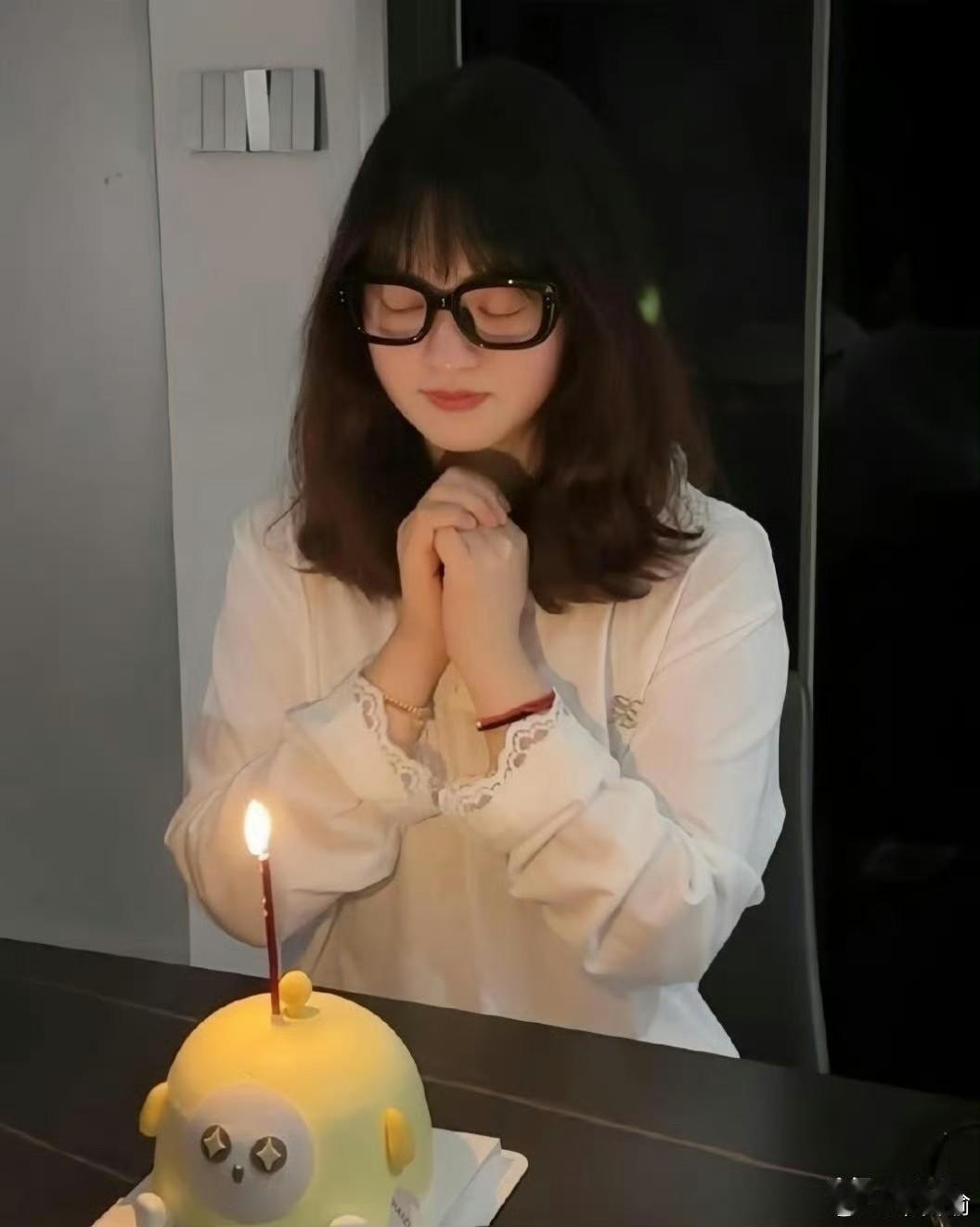 白鹿[超话]呵呵生日快乐白鹿给呵呵唱生日歌
祝呵呵生日快乐！愿白鹿身边的小助理岁