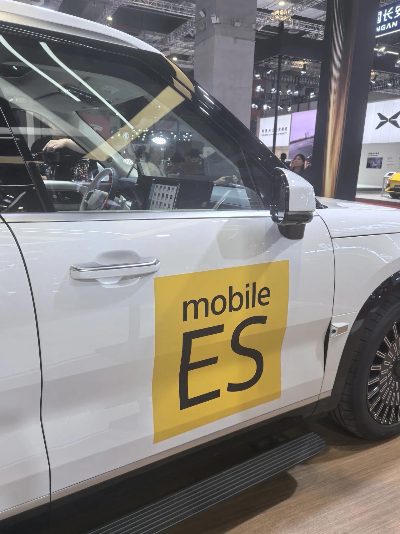 在上海低碳智慧出行展体验到的索尼高端汽车音响Mobile ES。较大的扬声器都打