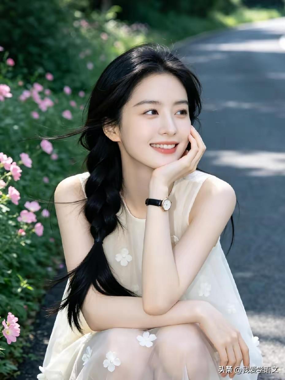 阳光明媚，女孩在花丛中微笑。
