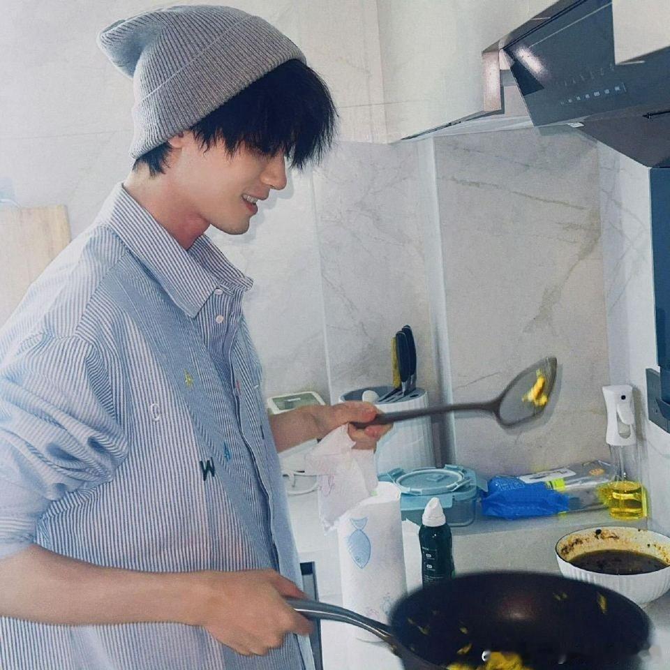 周翊然 经常做饭的年下弟弟横店小厨房还炖番茄排骨汤，会开赛车又爱下厨，重庆崽儿的
