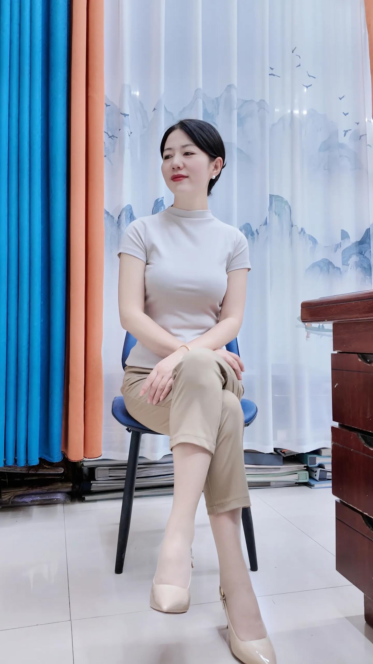 优雅职场风，简约白T恤搭配米色长裤，自信满满！