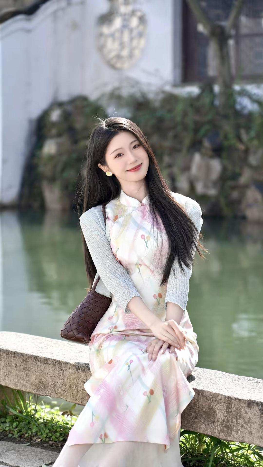 江南温婉佳人图组描述
这组照片以江南水乡为背景，定格了一位身着改良旗袍的温婉女子