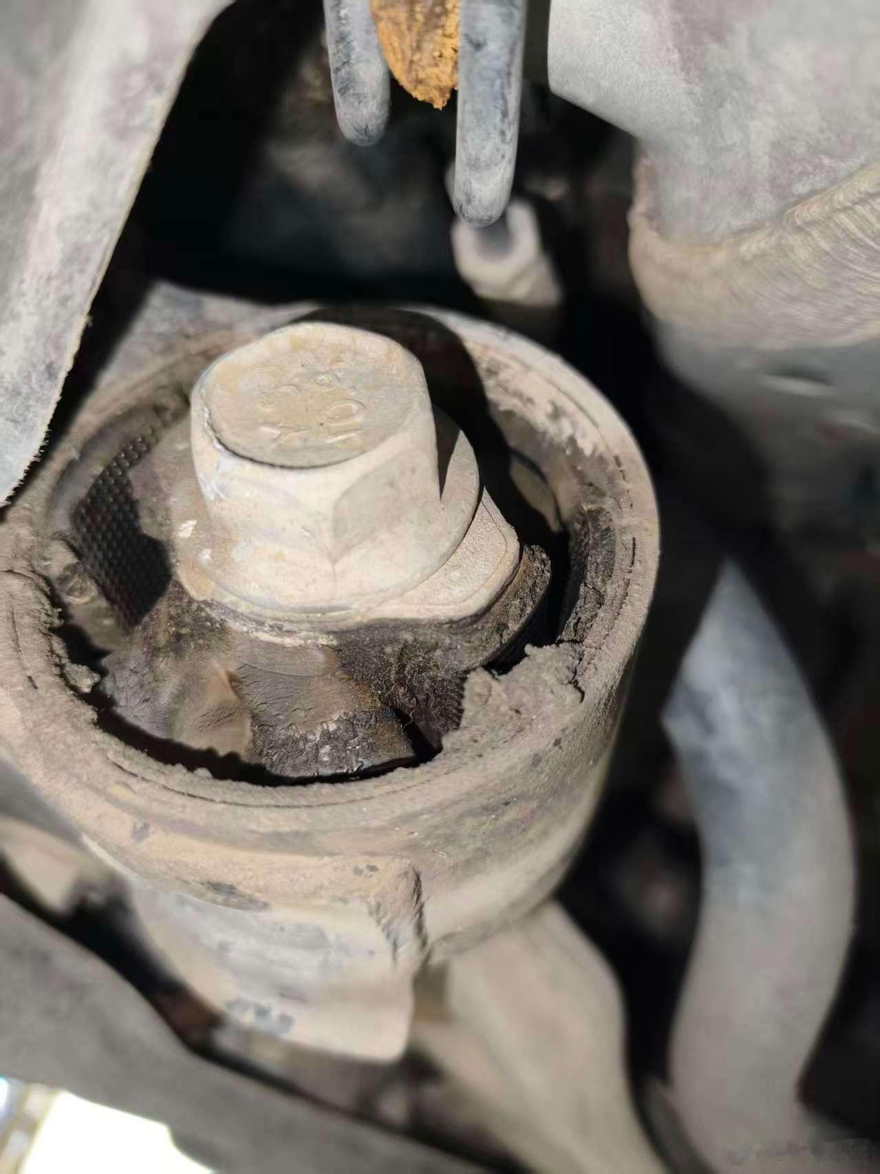 我的别克微蓝7前托臂总成需要更换，因为这台车比较小众，只有原厂件，还不便宜咧。 