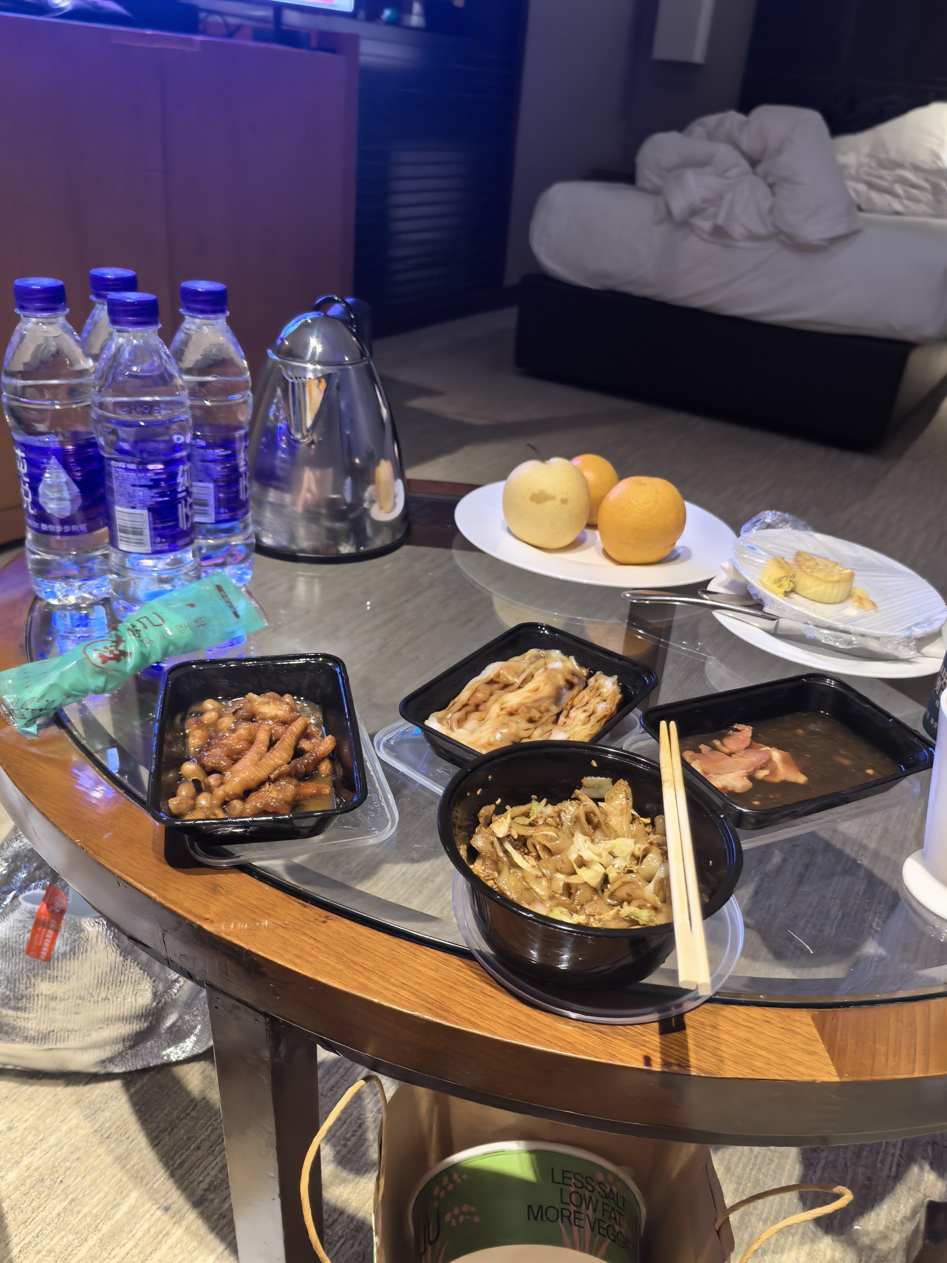 吃饱了，喝足了，开始直播了，今晚首次搭档韩乔生老师，我是听着他的声音看着足球长大