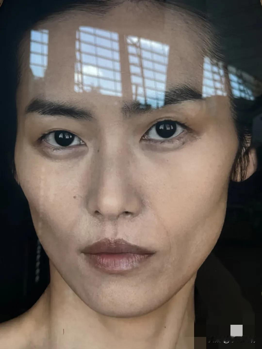 第一次被一张海报震惊到失语。刘雯超模不是白夸的。就这样一张真实的脸竟然是高奢品牌