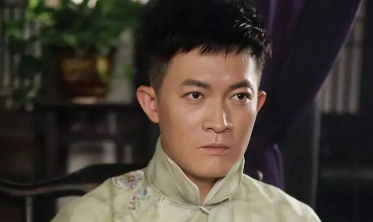 演员杨志刚演什么都一个模样
当今影视界，要说本色出演最牛的当属杨志刚。

无论杨