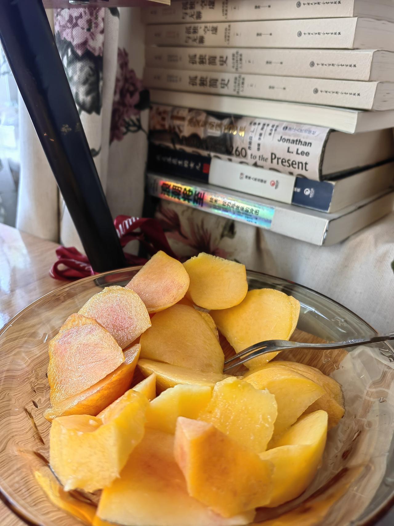 今天宅家，太座给我切了盘桃。我好奇，问太座价格。太座说26元一斤。我当时就觉得要