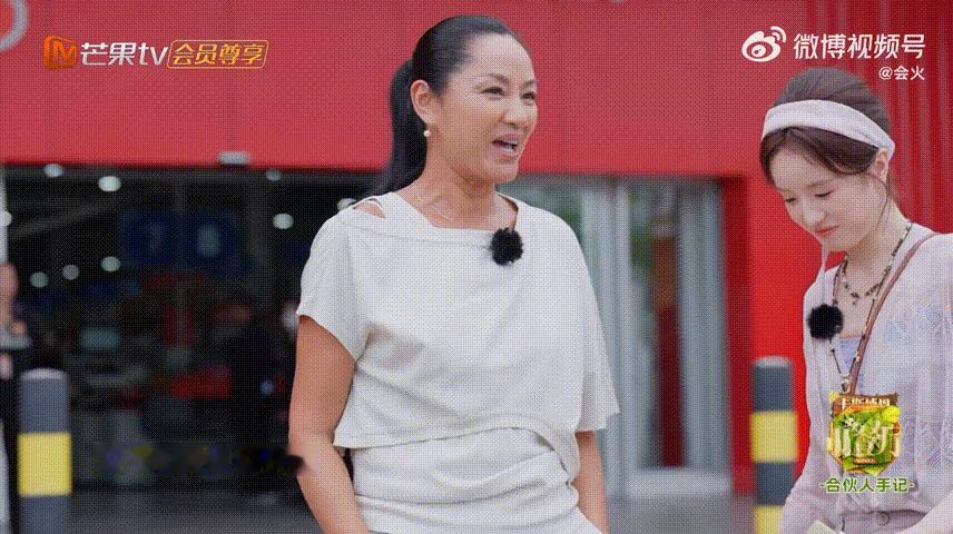 王俊凯开团瞿颖秒跟一个少年一个成熟前辈，聊天却毫无代沟隔阂，跨国成长经历丝毫不影