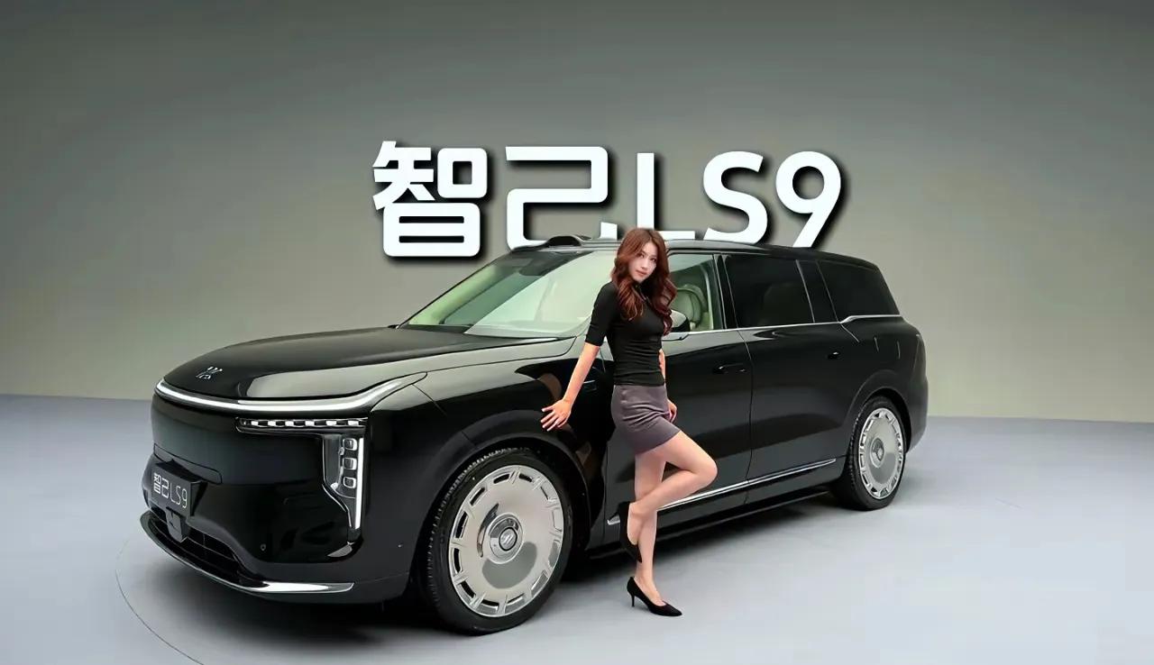 移动的团圆客厅，除夕晌午，姑婶们围着智己LS9惊叹。六座旗舰舒展如移动行宫，车头