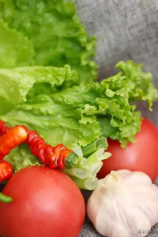 现在的蔬菜太贵了，难怪好多人都想法设法找地自己种，什么楼顶，家里的阳台，有的甚至