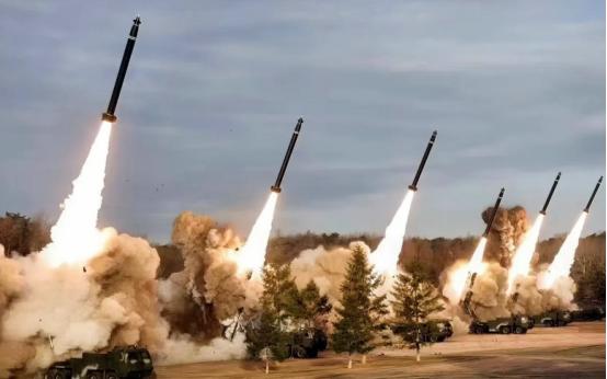 19日凌晨，大批导弹密集射向日本海，高市早苗这下尝到后果了！
 
这次导弹发射不