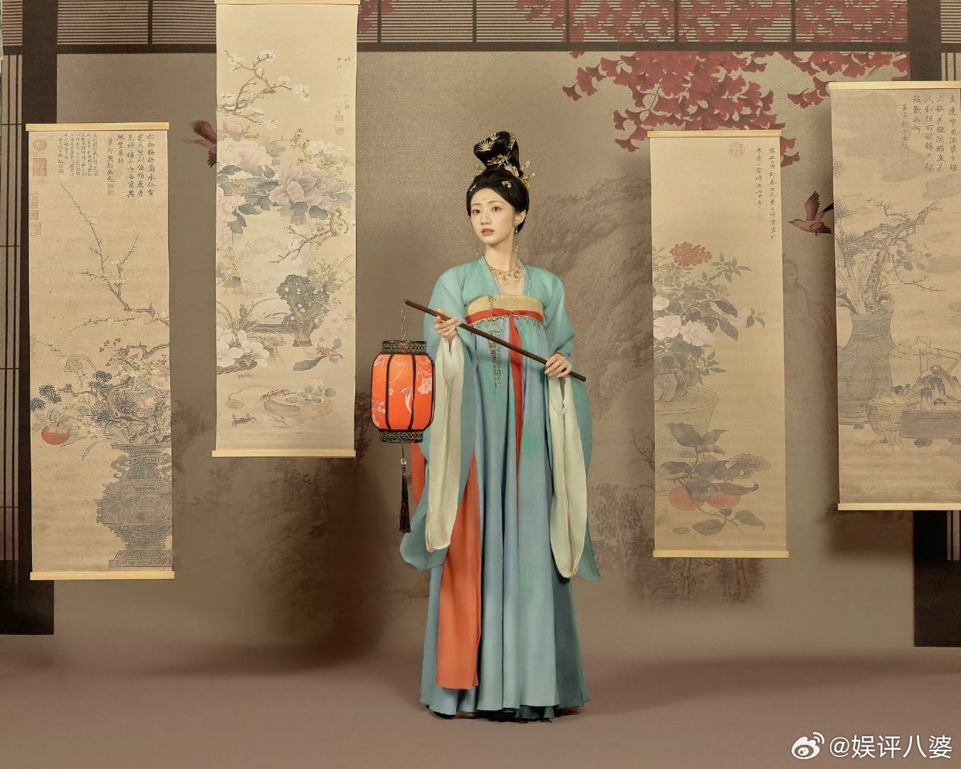 盛世天下女帝篇盛世天下蓝调伍昭仪惊艳亮相！青蓝唐制齐胸襦裙搭配精致金饰发髻，红灯