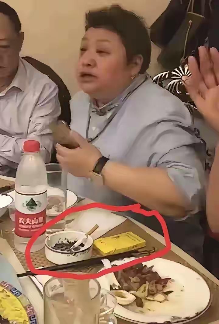 这人是那谁，大慈善家，歌唱家，大善人，面姐么