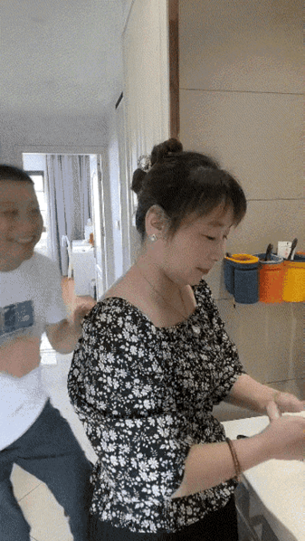老公：猜猜我是谁？
老婆：老张！老王！咦，老李！