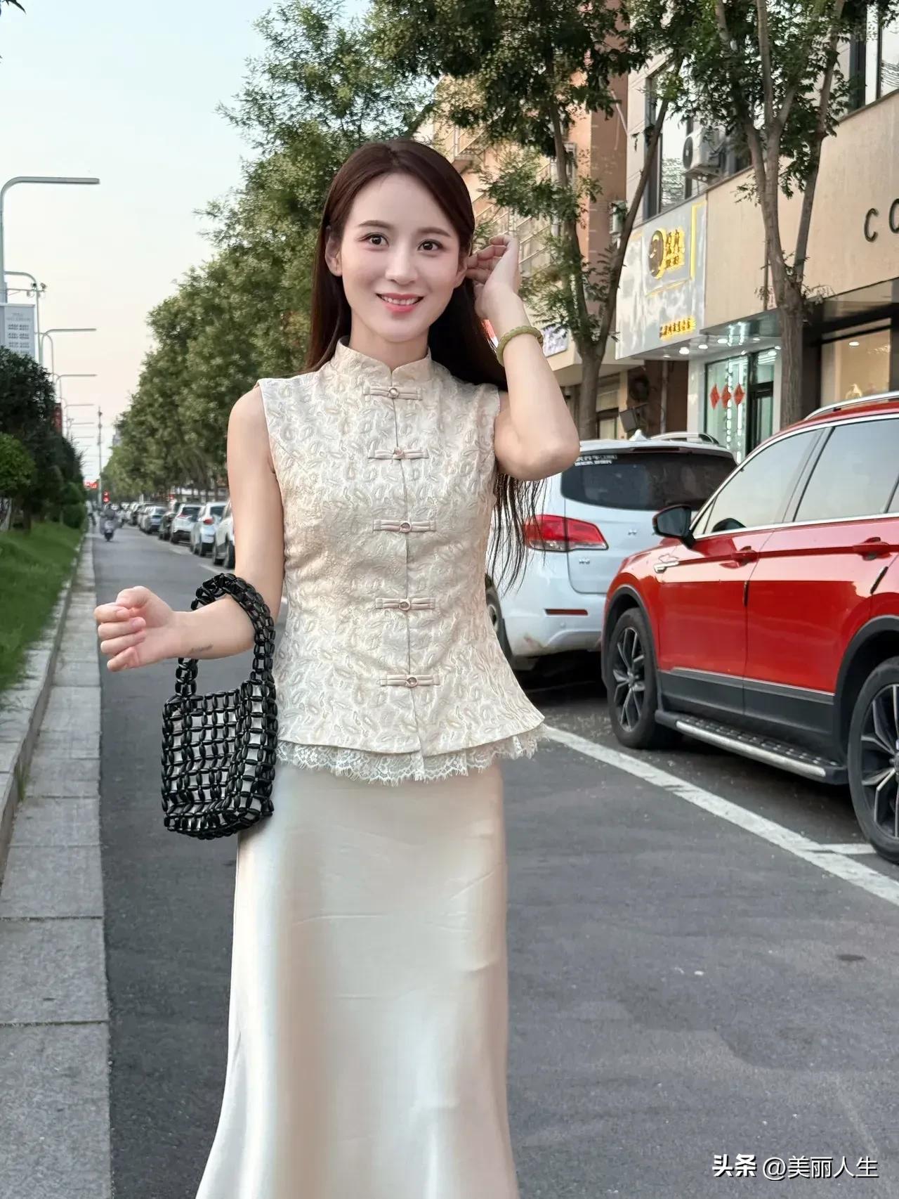 三道堰固镇被誉为“西部最美水乡”，其独特魅力在于古朴的街巷、清澈的溪流和青石板路