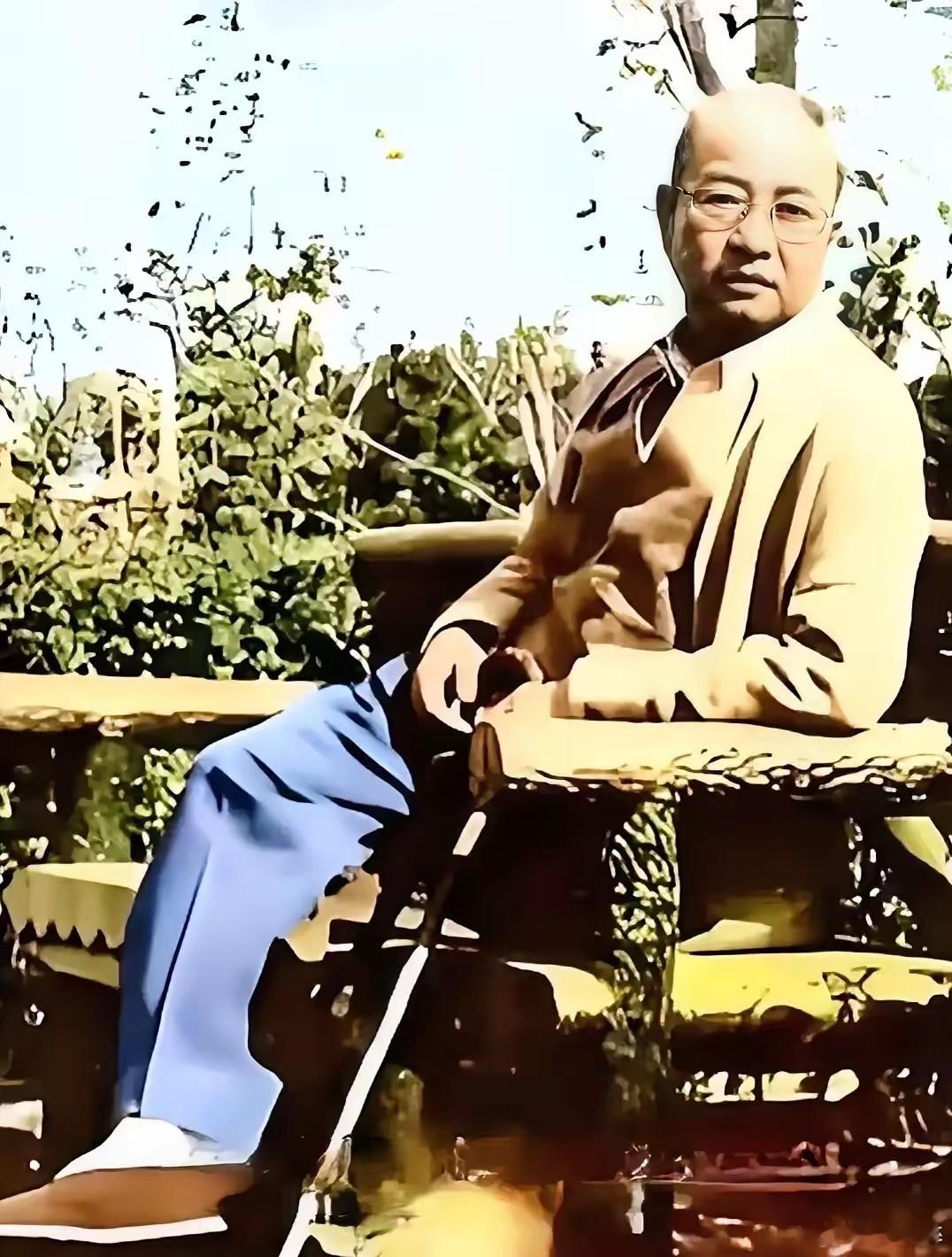 1961 年初，于上海丁香花园，大将陈赓留下了他此生的最后一张照片。照片里这位往