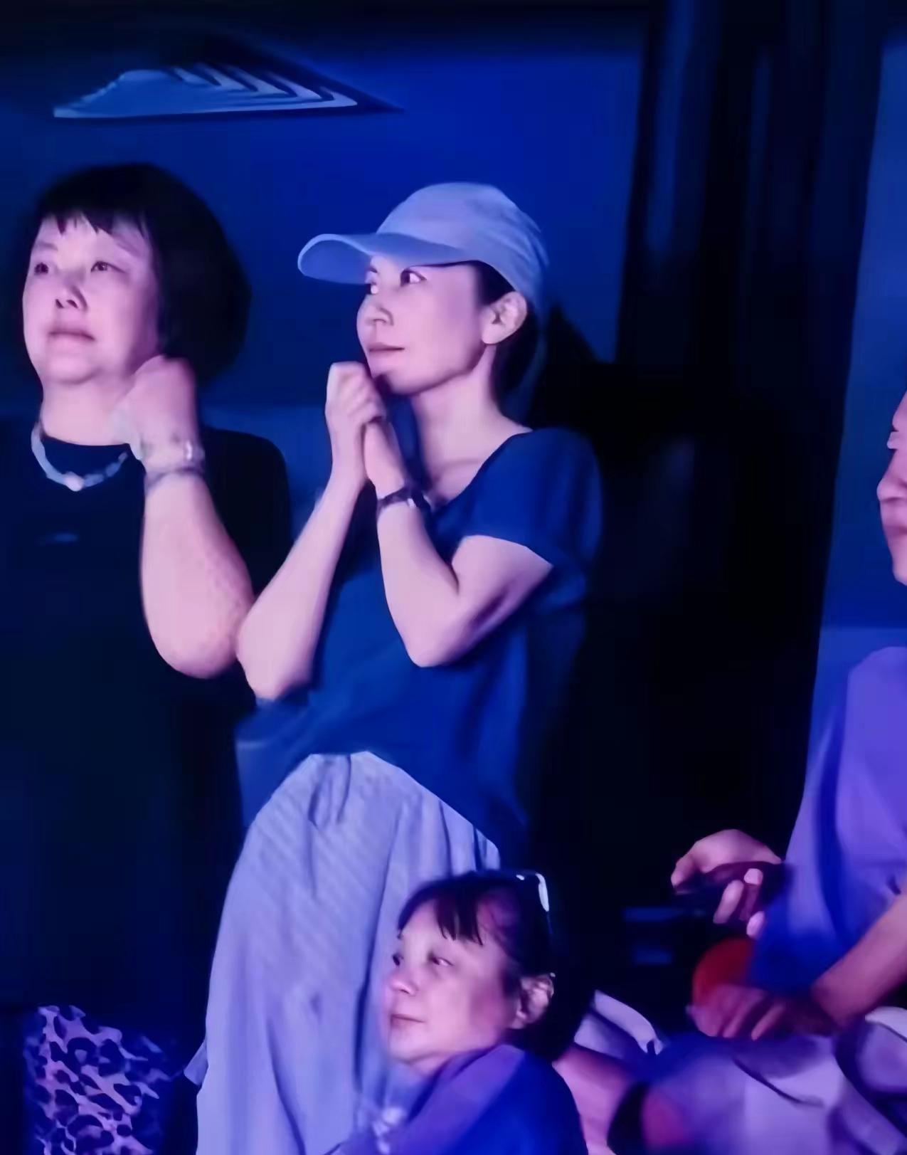 俞飞鸿这状态太好了，55岁的俞飞鸿‌低调现身谢霆锋演唱会，她扎着‌高马尾‌，戴着