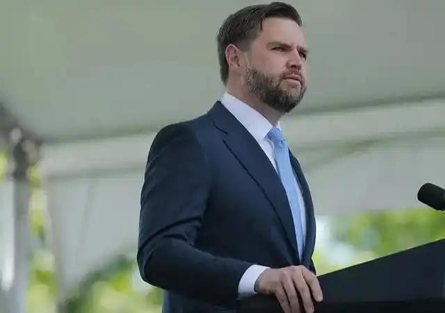 美国政坛要变天了！一个 42 岁的政坛 “新兵”，居然已经摸到了总统宝座的门槛。