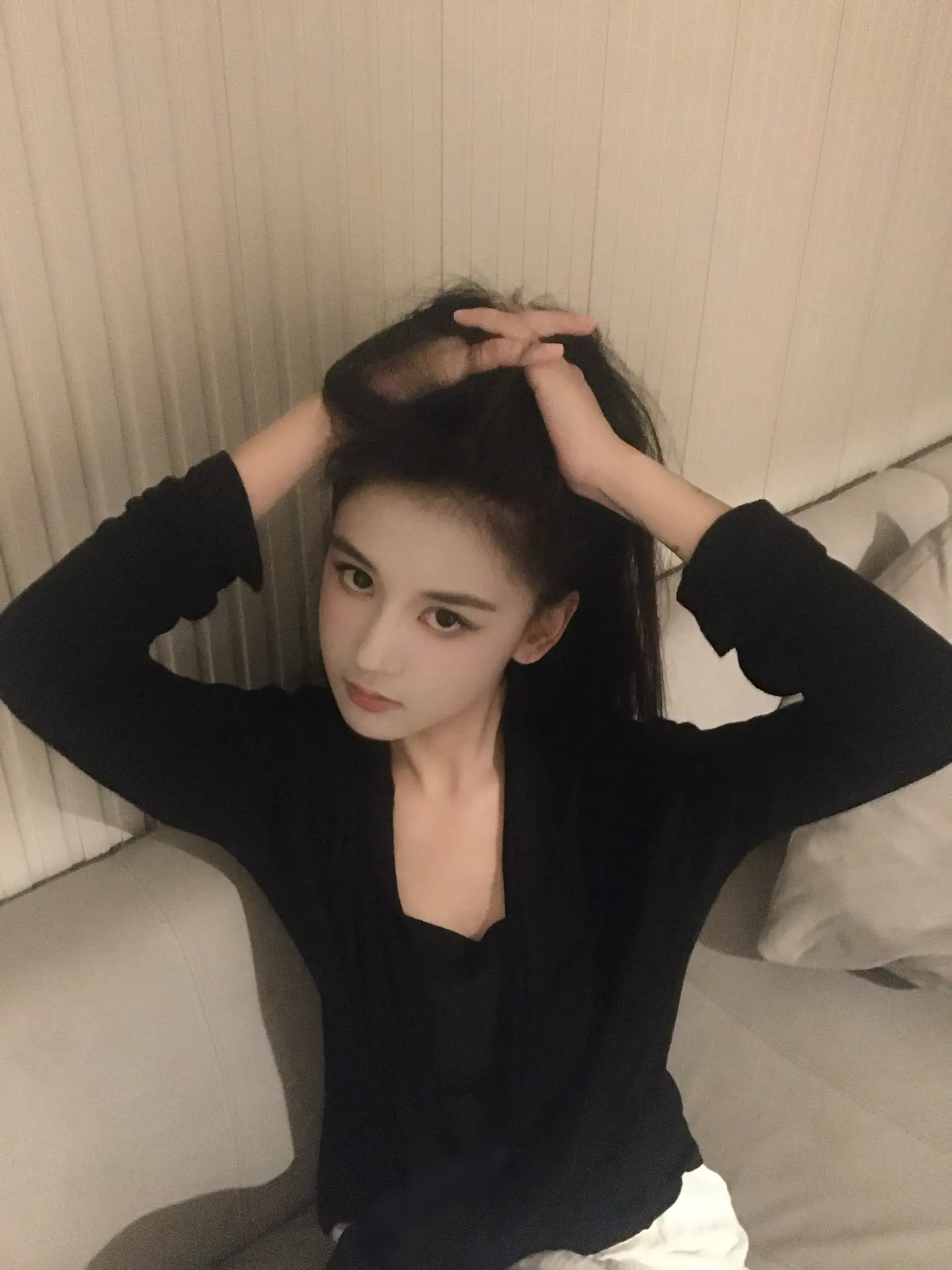 成熟或麻木，或许本就是一体两面，当我终于学会保护自己，也就同时关上了某扇门。