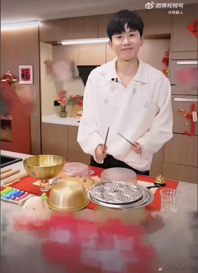 张杰用锅碗瓢盆打碟逆战  从未想过，锅碗瓢盆也能成为舞台上的明星。张杰的《逆战》