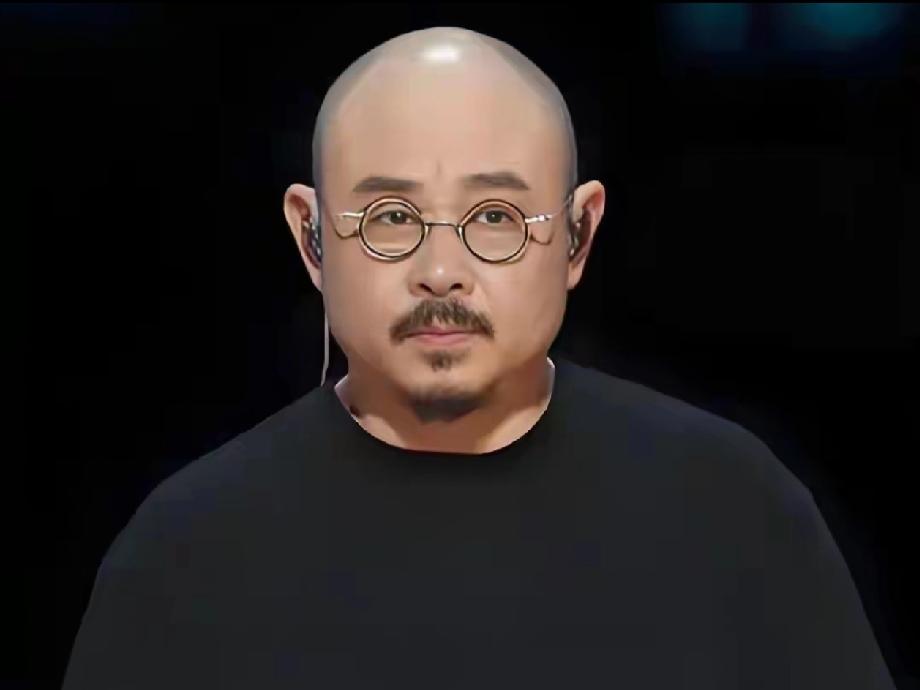 你认为刀郎在音乐造诣上算不算顶尖顶尖与否看标准：技术层面（声乐、编曲）非顶尖，但