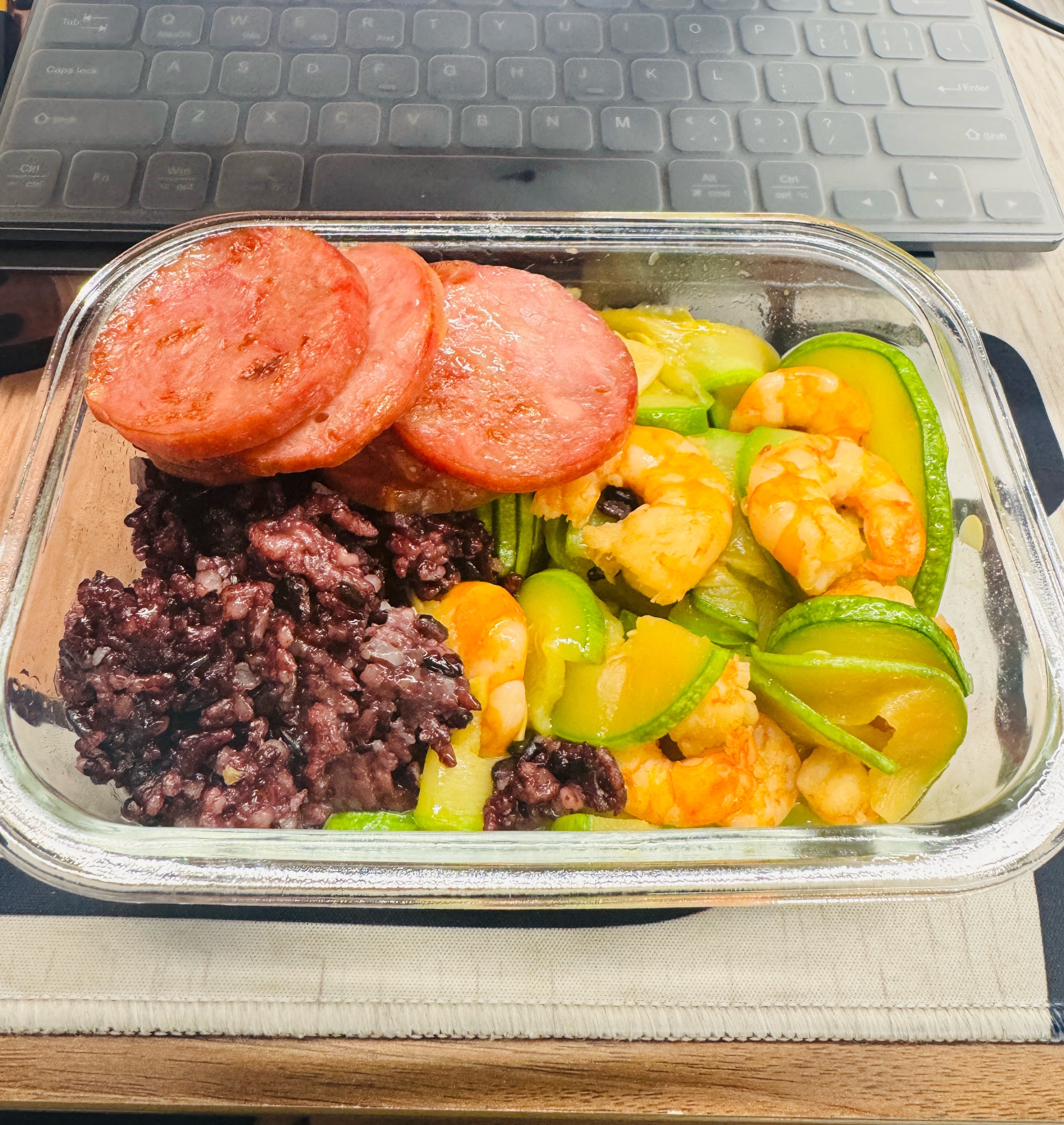 麻麻给我准备的午餐，太到位了变着法儿地做：西葫芦片炒虾仁 + 凉拌粉丝，配一杯豆