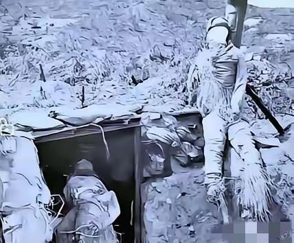 这是美国战地记者拍下的两名志愿军战士的遗体。在零下40°的天气里他们还穿着单衣，