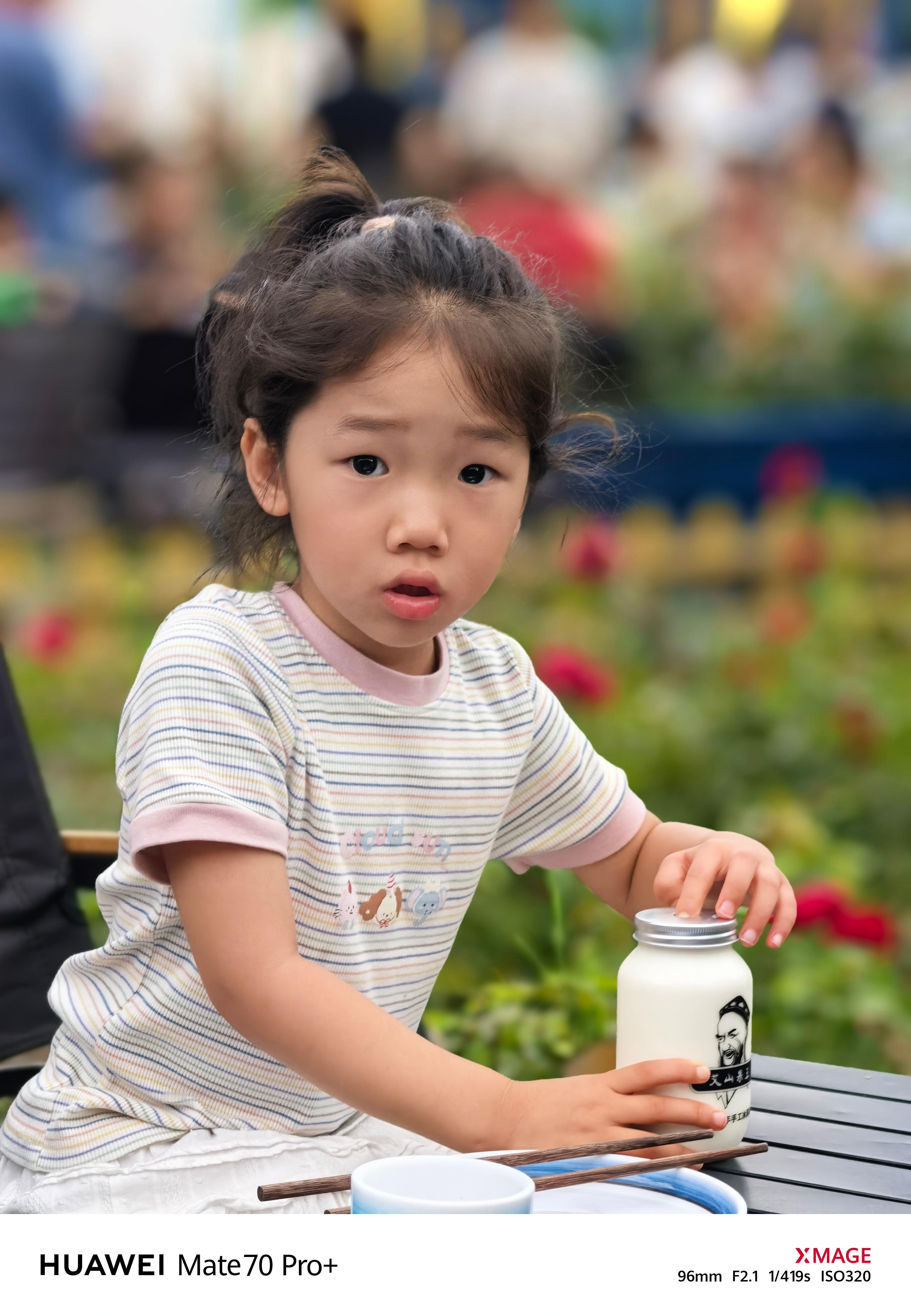 女儿好啊，大家多生女儿能生几个生几个跟哥哥玩打仗游戏不小心把我手划破了妹妹主动去