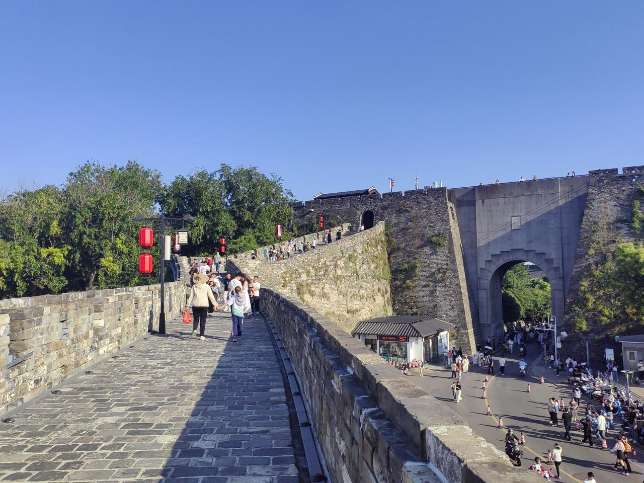 南京城墙
南京城墙历史悠久，有600多年的历史，是国内保护最好的城市城墙，也是南