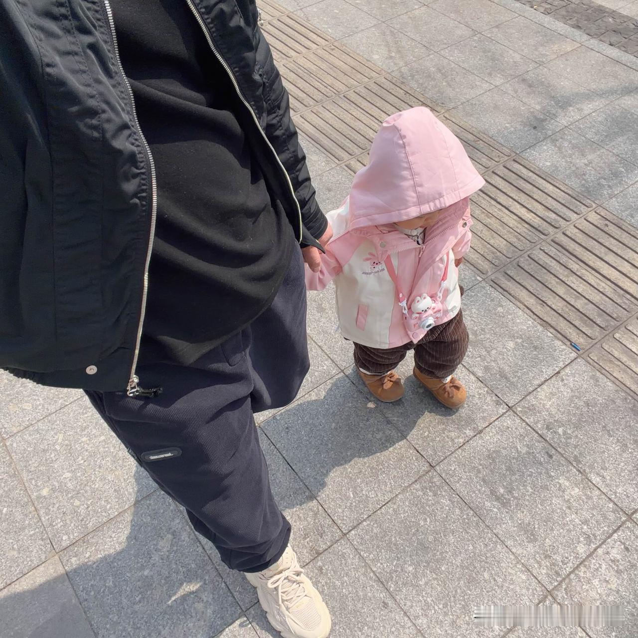 我想卖房子卖车，然后搬去南方生活，最好还能带上我妈和我岳母。

这个想法，还是上